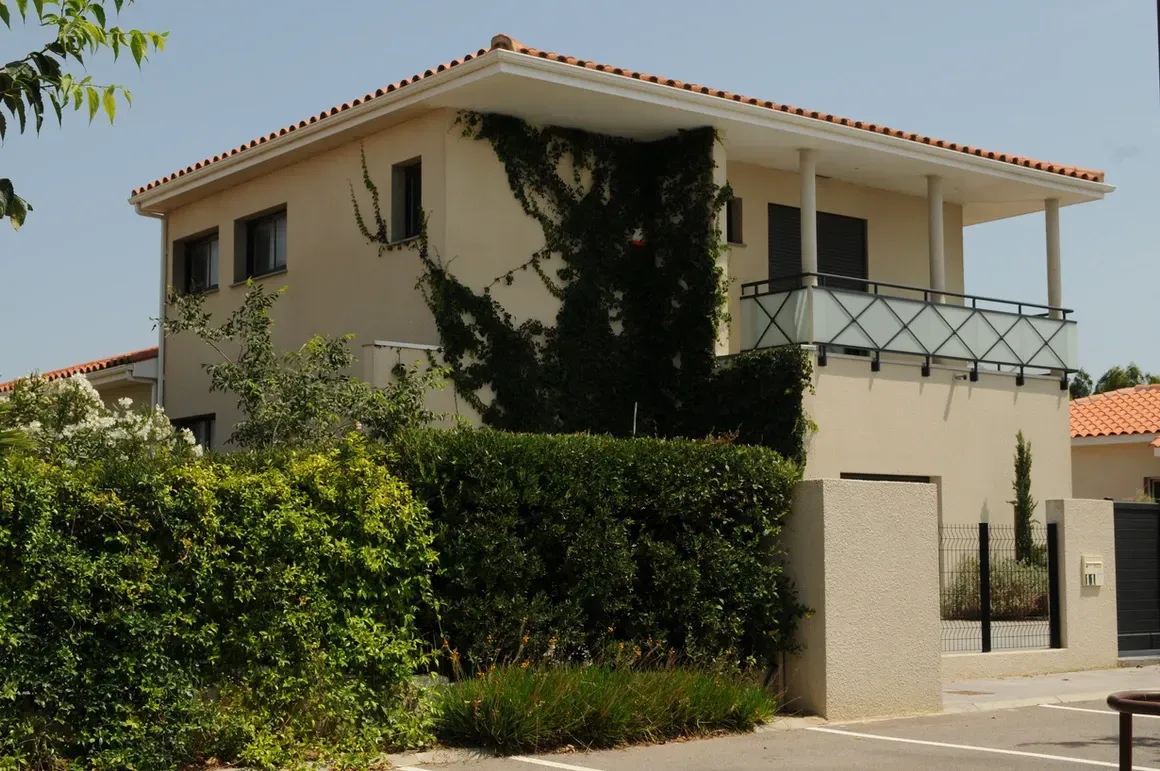 Maison avec une haie