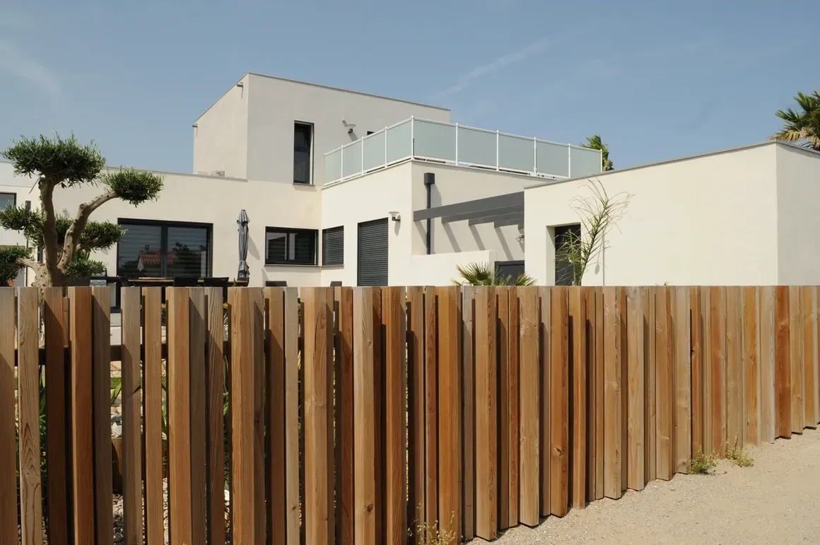 Maison moderne avec une clôture