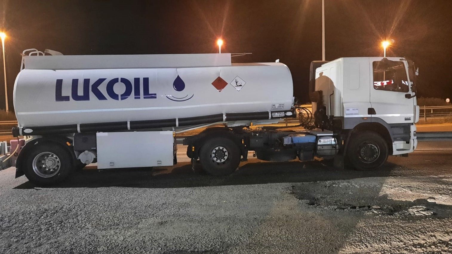 Un camión blanco con la palabra lucoil en él