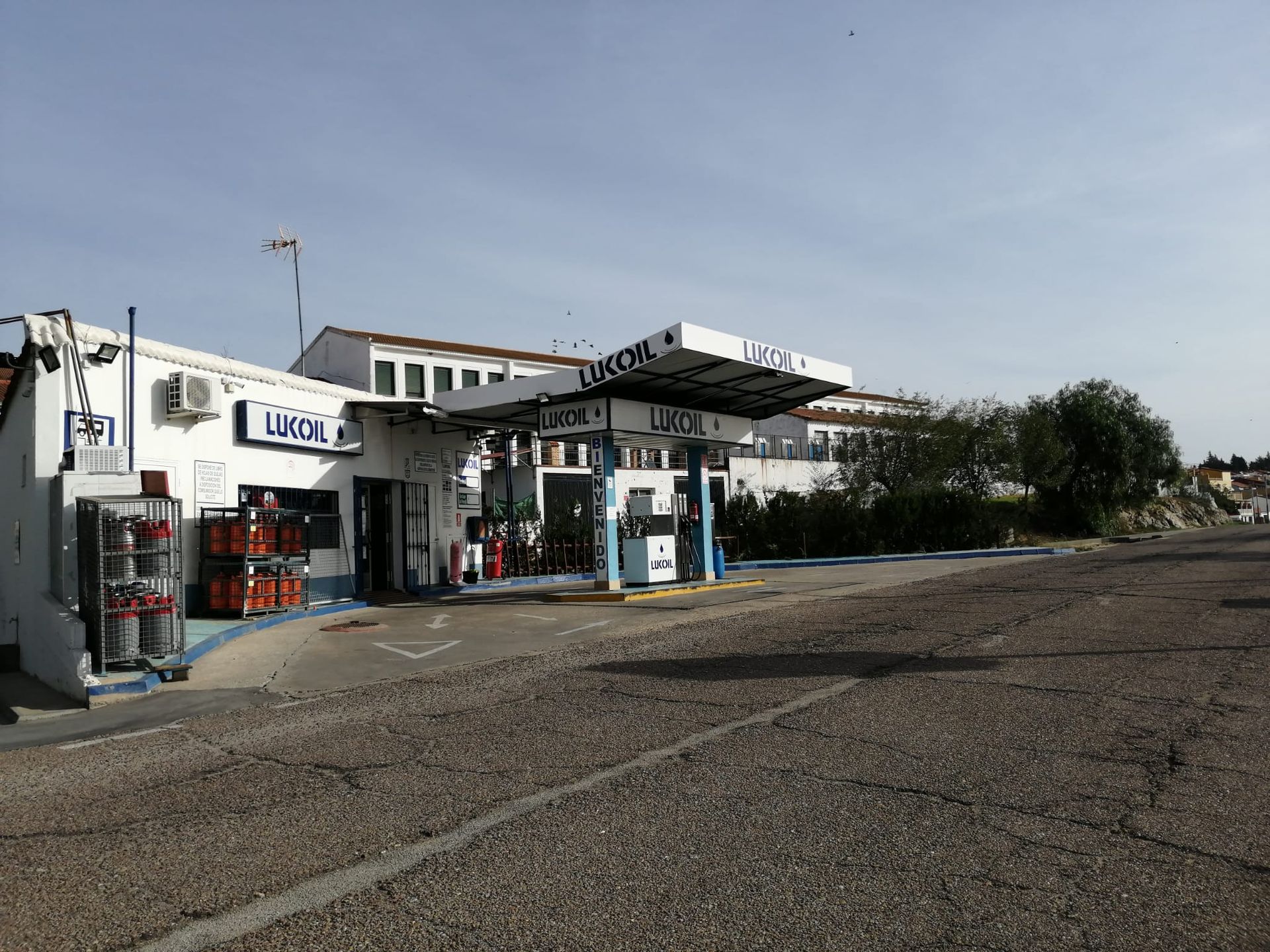 Una gasolinera con muchas plazas de aparcamiento vacías