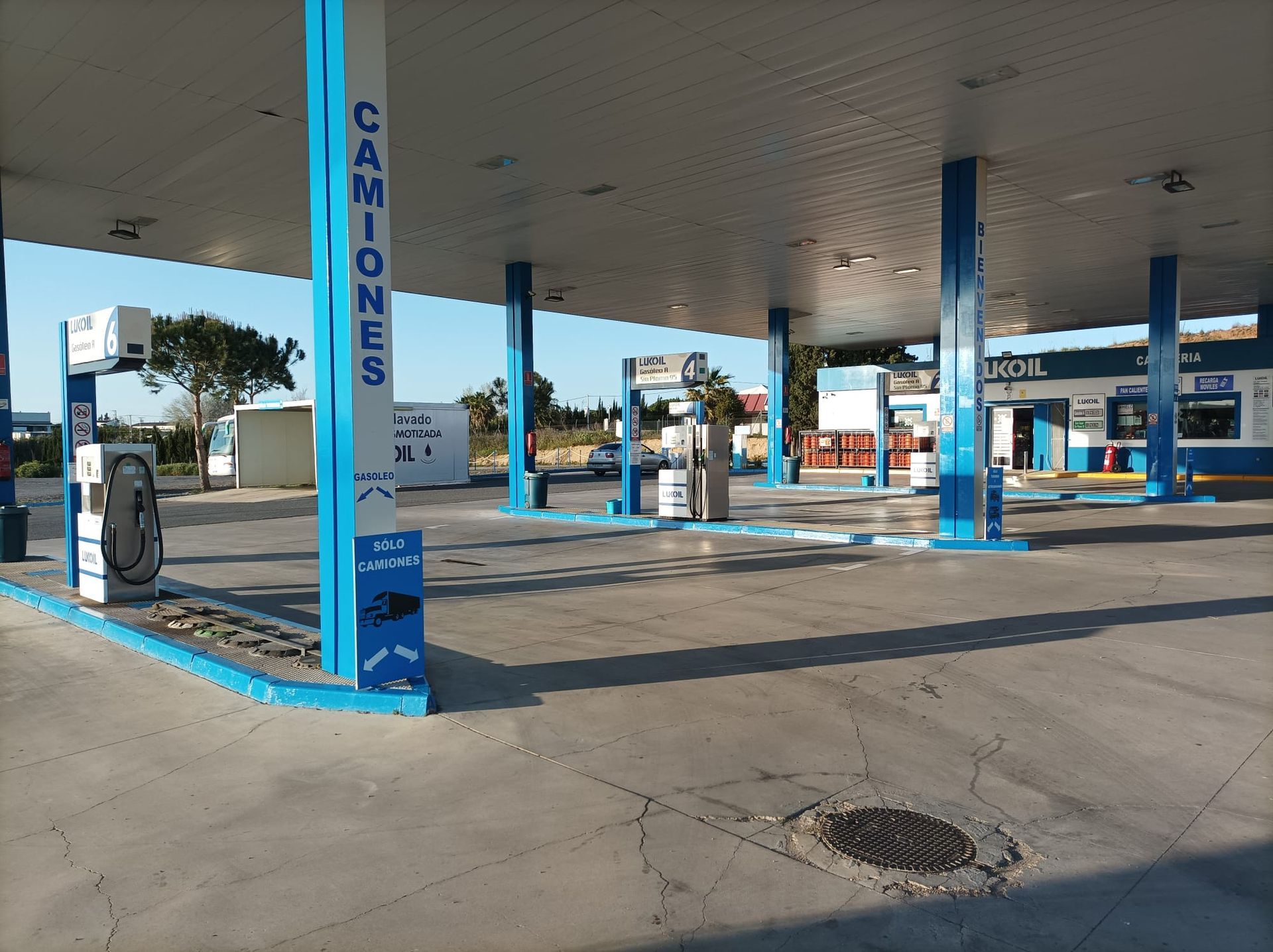 Una gasolinera con un cartel que dice camiones