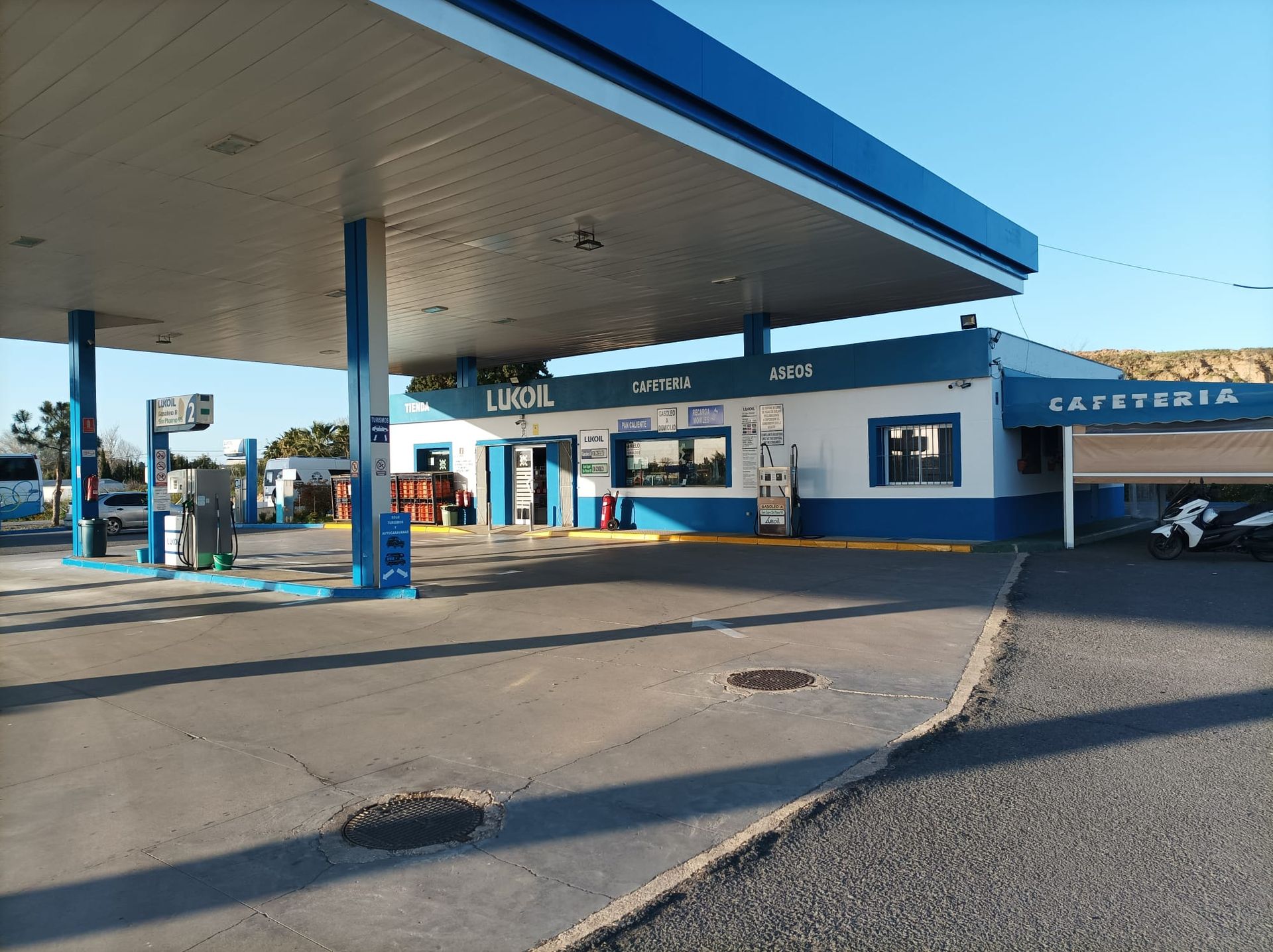 Una gasolinera azul y blanca que dice Lucas.