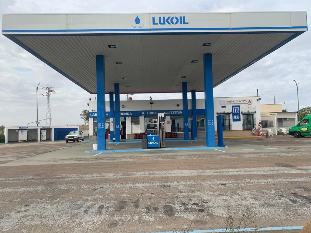 Una gasolinera Lukoil con un toldo azul