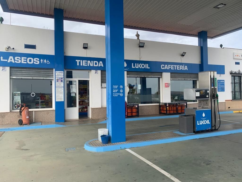 Una gasolinera con la palabra tienda en ella