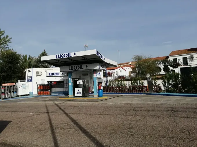 Una gasolinera con un cartel que dice 'lukoil'