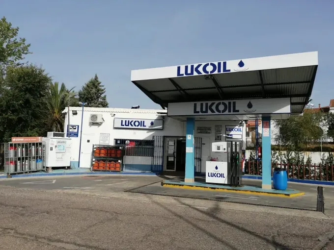 Una gasolinera con un cartel que dice 'luk oil'