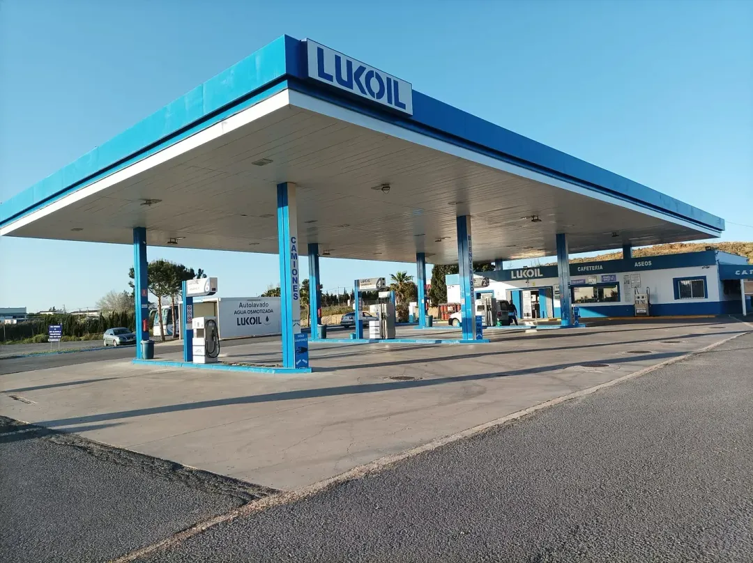 Una gasolinera azul y blanca llamada Lukoil