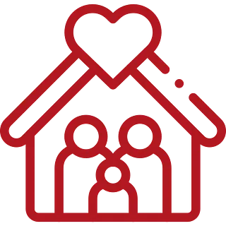 Una familia está parada frente a una casa con un corazón en el techo.