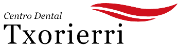Un logotipo para el Centro Dental Txorierri con un remolino rojo y blanco.
