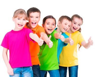 Un grupo de niños con camisetas coloridas están haciendo un gesto de aprobación con el pulgar hacia arriba.