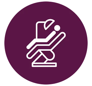 Un círculo morado con un icono blanco de una persona en una silla dental.