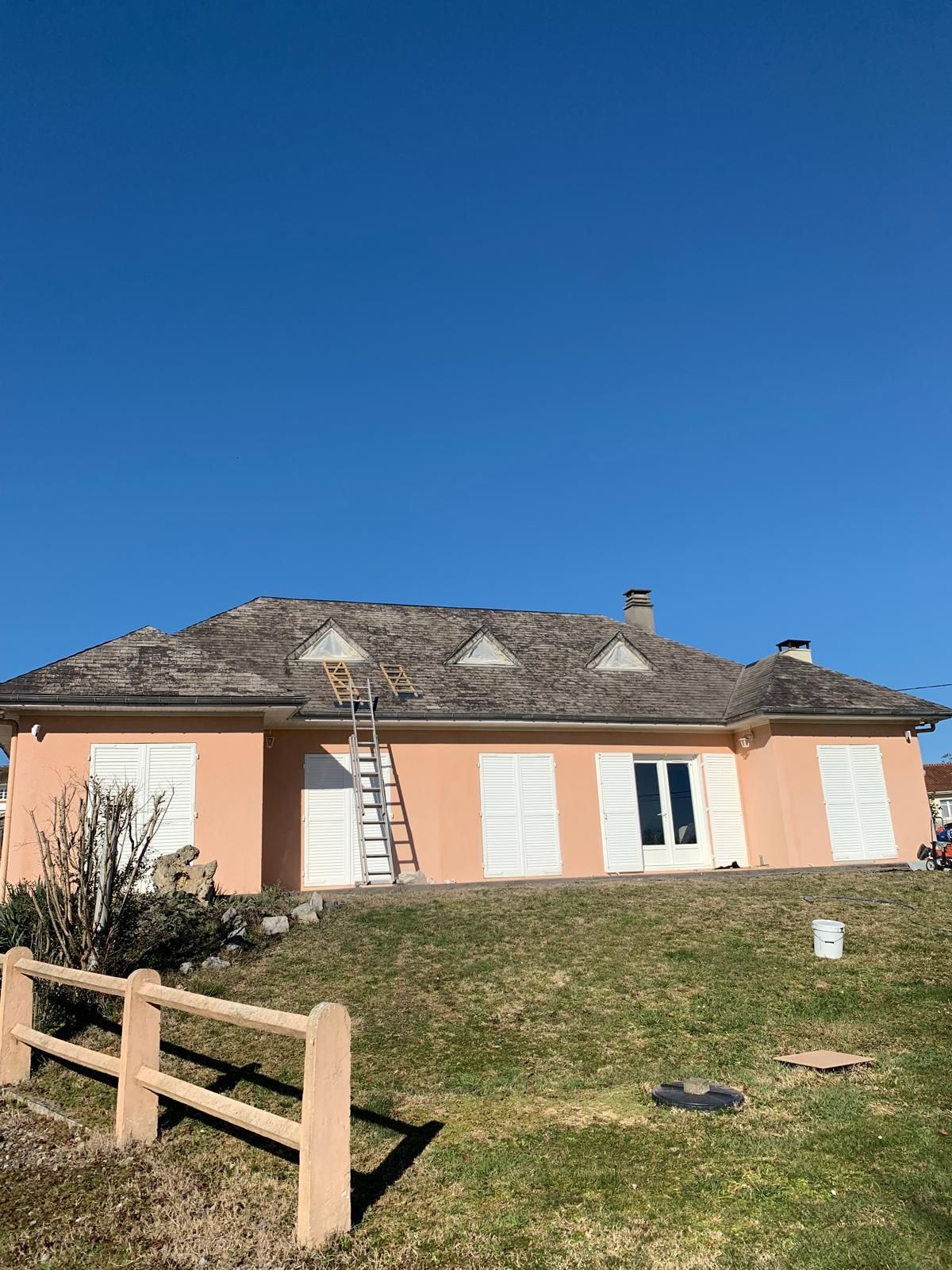 Icône de combiné téléphonique noir.