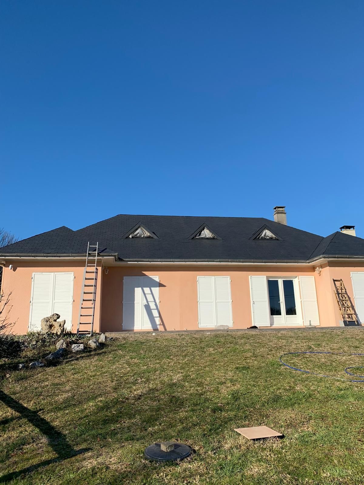 Icône de combiné téléphonique noir.