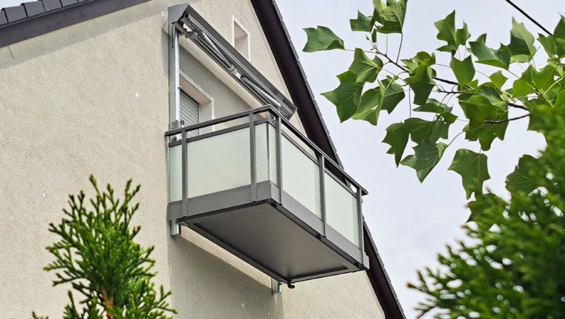 Freitragender Anbaubalkon aus Aluminium mit Geländer Modell Aurach 4