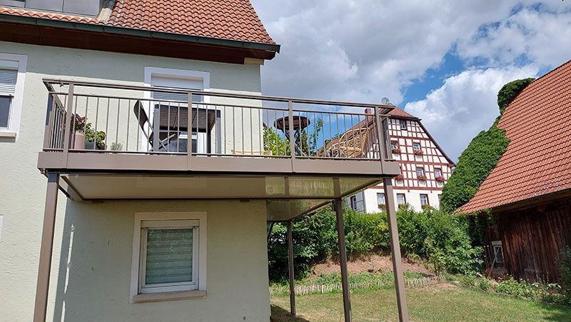 Anbaubalkon aus Aluminium mit Geländer Modell Aurach 1