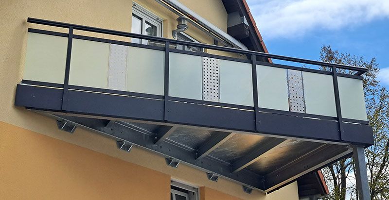 Anbaubalkon aus Stahl mit Geländer Modell Aurach 32