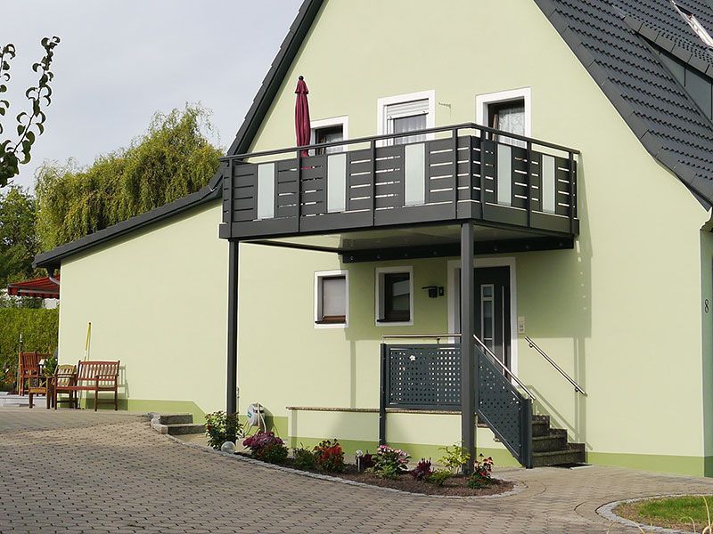 Anbaubalkon aus Aluminium mit Geländer Modell Aurach 34 als Sondermodell