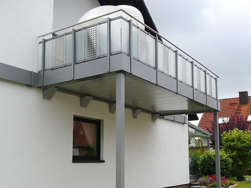 Anbaubalkon aus Stahl mit Geländer Modell Aurach 32