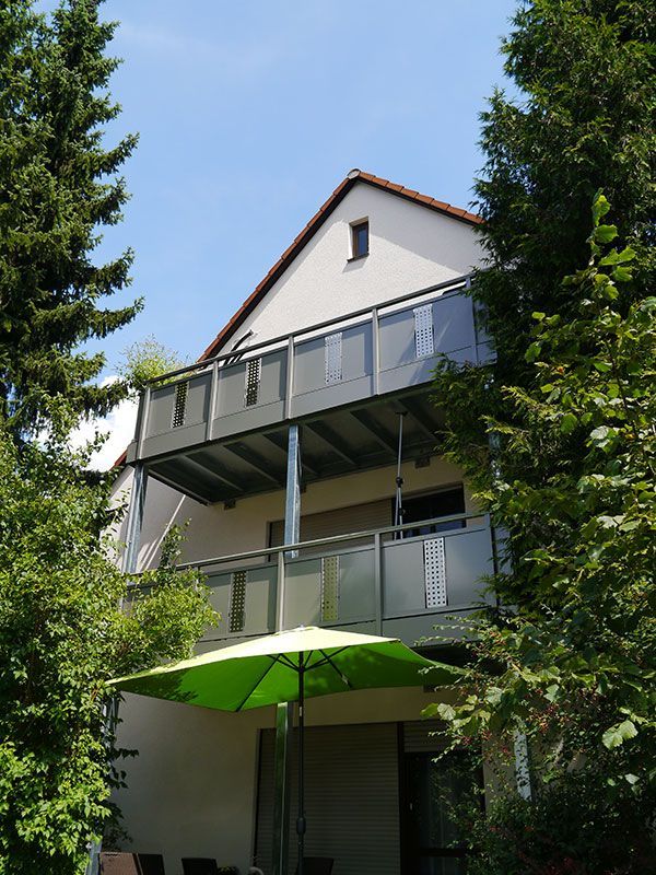 Anbaubalkon aus Stahl mit Geländer Modell Aurach 23