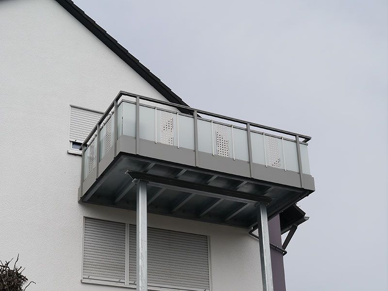 Anbaubalkon aus Stahl mit Geländer Modell Aurach 32