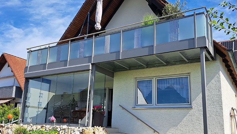 Anbaubalkon aus Stahl mit Geländer Aurach 32