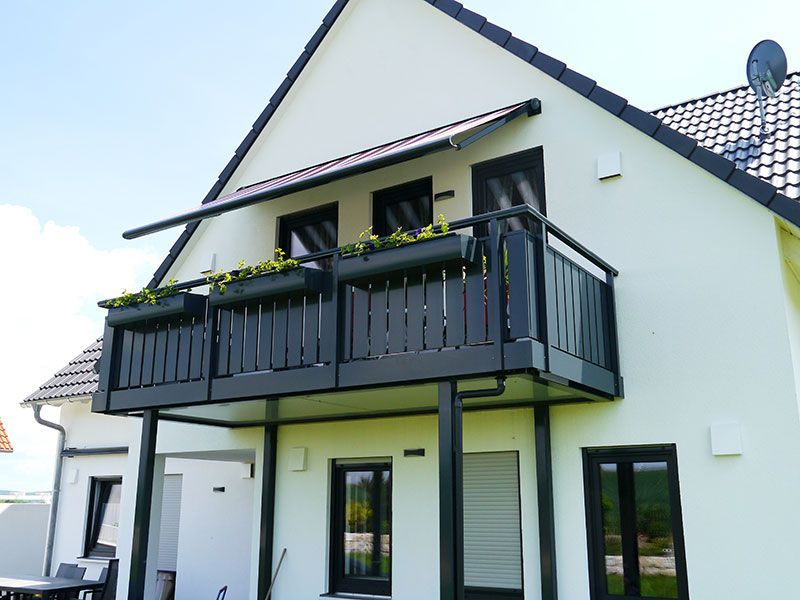 Anbaubalkon aus Aluminium mit Geländer Modell Aurach 5