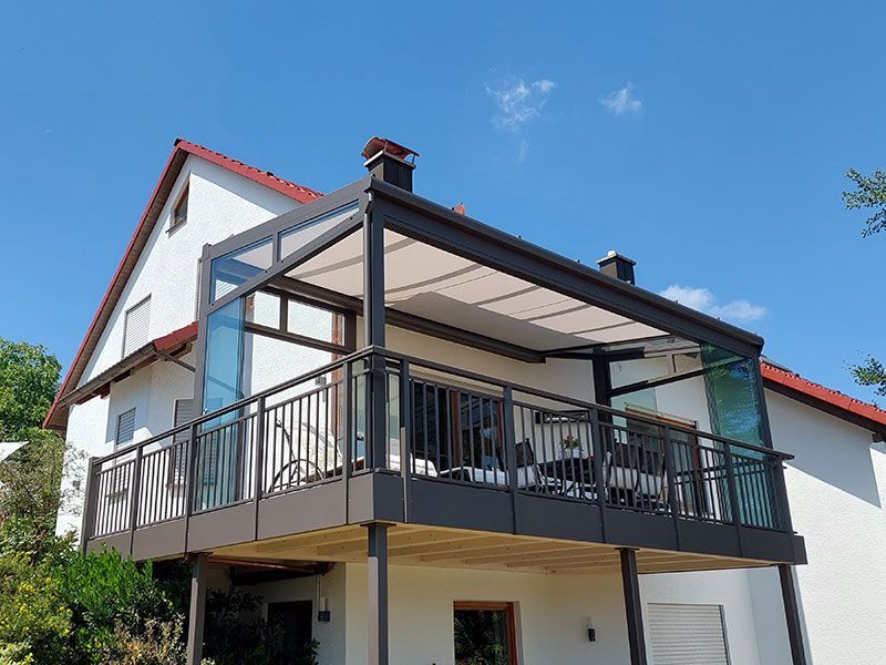 Anbaubalkon aus Holz mit Geländer Aurach 1 und Kalt-Wintergarten