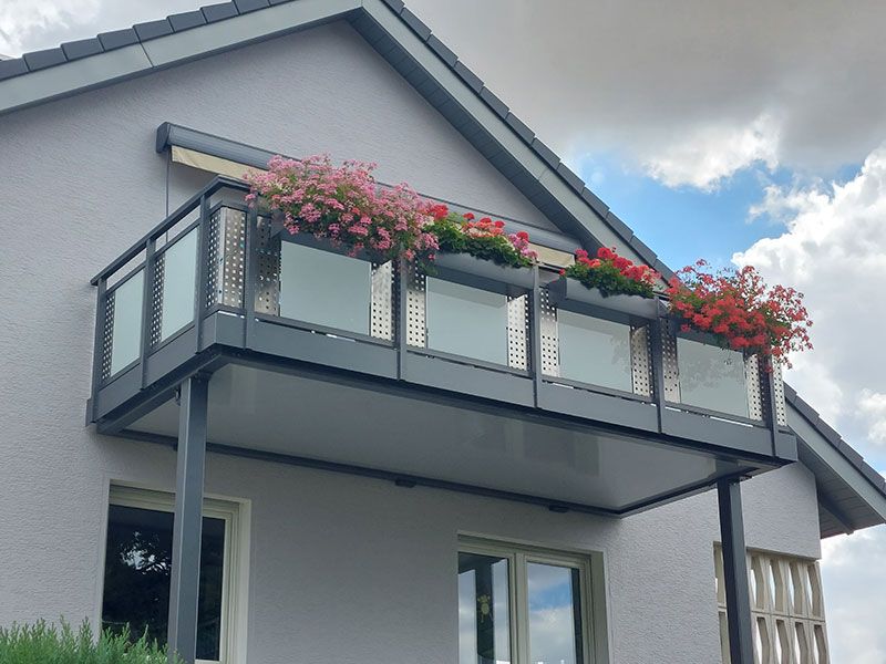 Anbaubalkon aus Aluminium mit Geländern Aurach 12