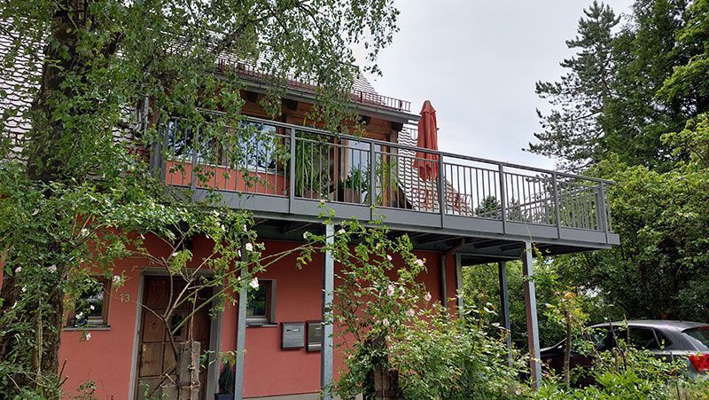 Anbaubalkon aus Stahl mit Geländer Modell Aurach 1