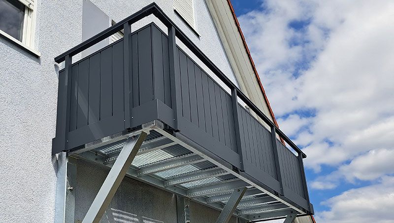 Freitragender Anbaubalkon aus Stahl mit Geländer Modell Aurach 5