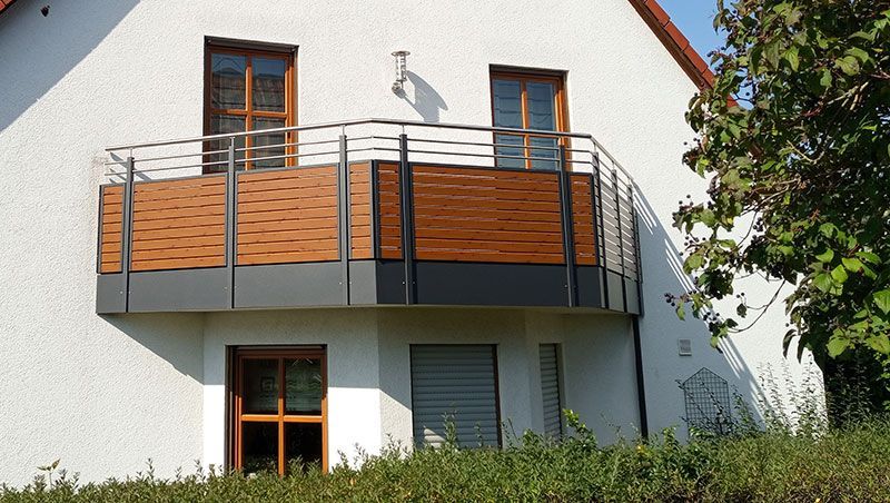 Modell Aurach 31 mit Handlauf und Querstaebe aus Edelstahl