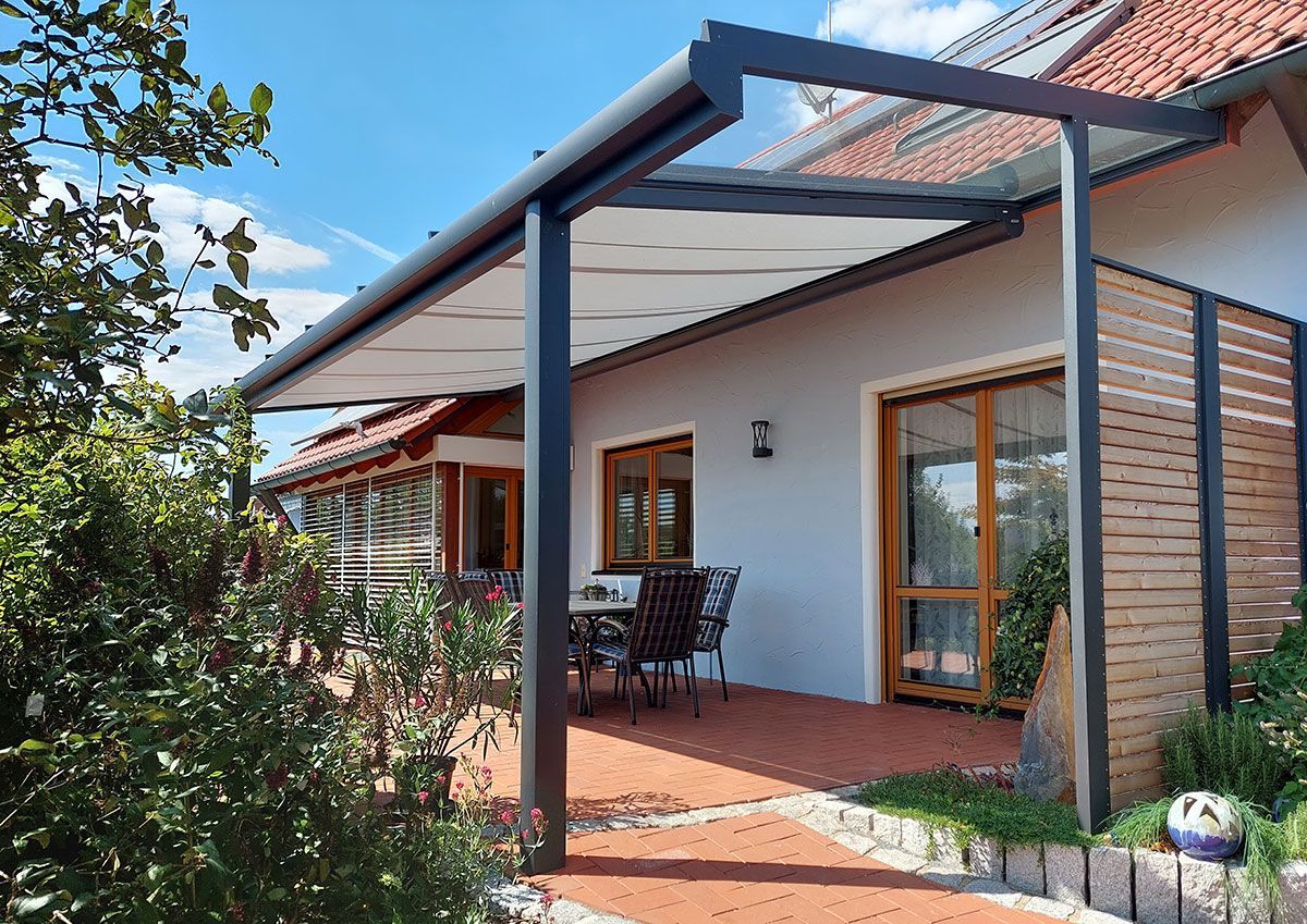 Terrassendach aus Aluminium mit Beschattung unter dem Dach