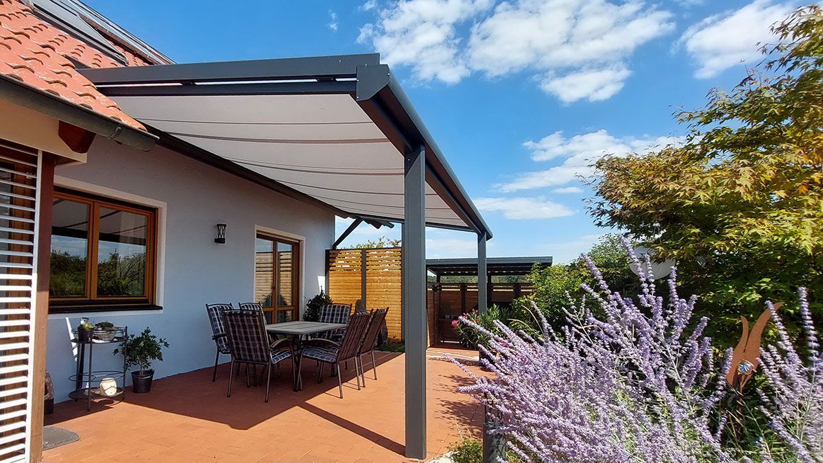 Terrassendach aus Aluminium mit Beschattung unter dem Dach
