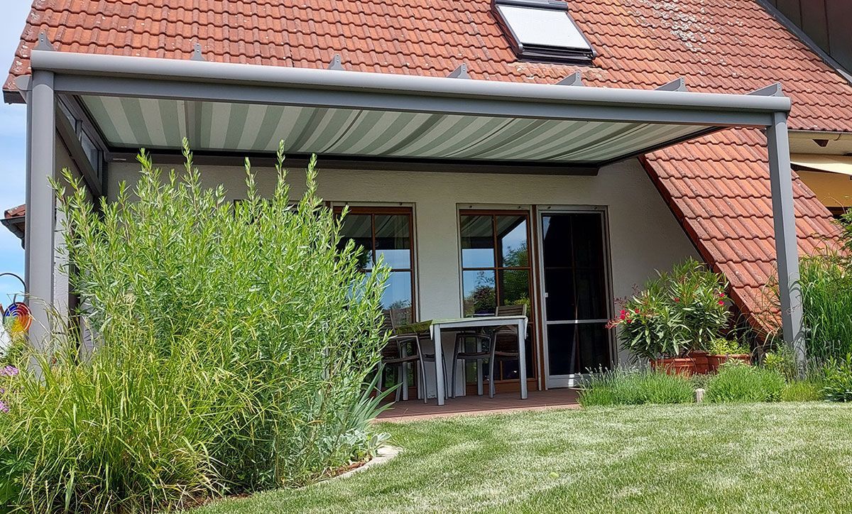 Terrassendach aus Aluminium mit Beschattung unter dem Dach
