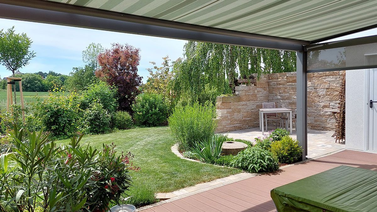 Terrassendach aus Aluminium mit Beschattung unter dem Dach