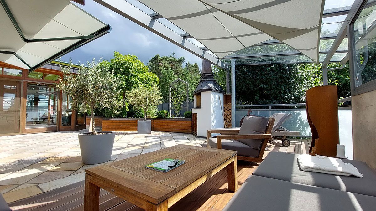 Terrassendach aus Aluminium mit Sonnensegel