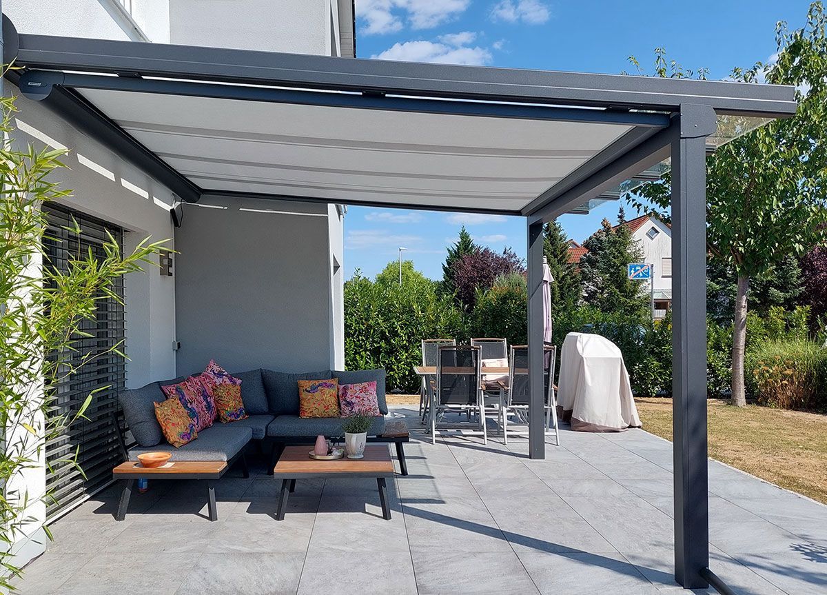 Terrassendach aus Aluminium mit Markise unter dem Dach