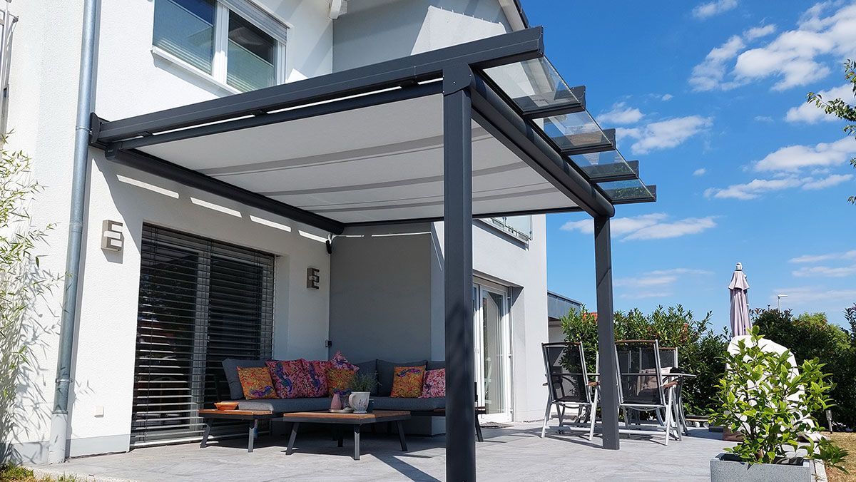 Terrassendach aus Aluminium mit Markise unter dem Dach