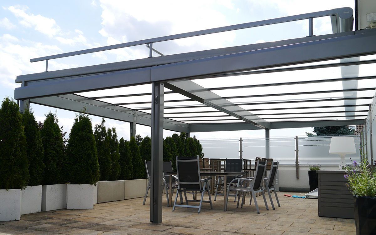 Terrassendach aus Aluminium mit Unterzg und Markise über dem Dach