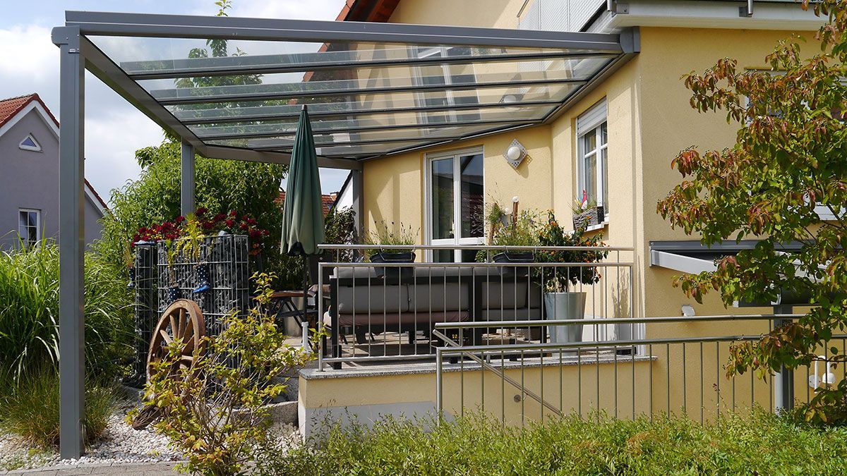 Terrassendach aus Aluminium in asymmetrischer Bauweise
