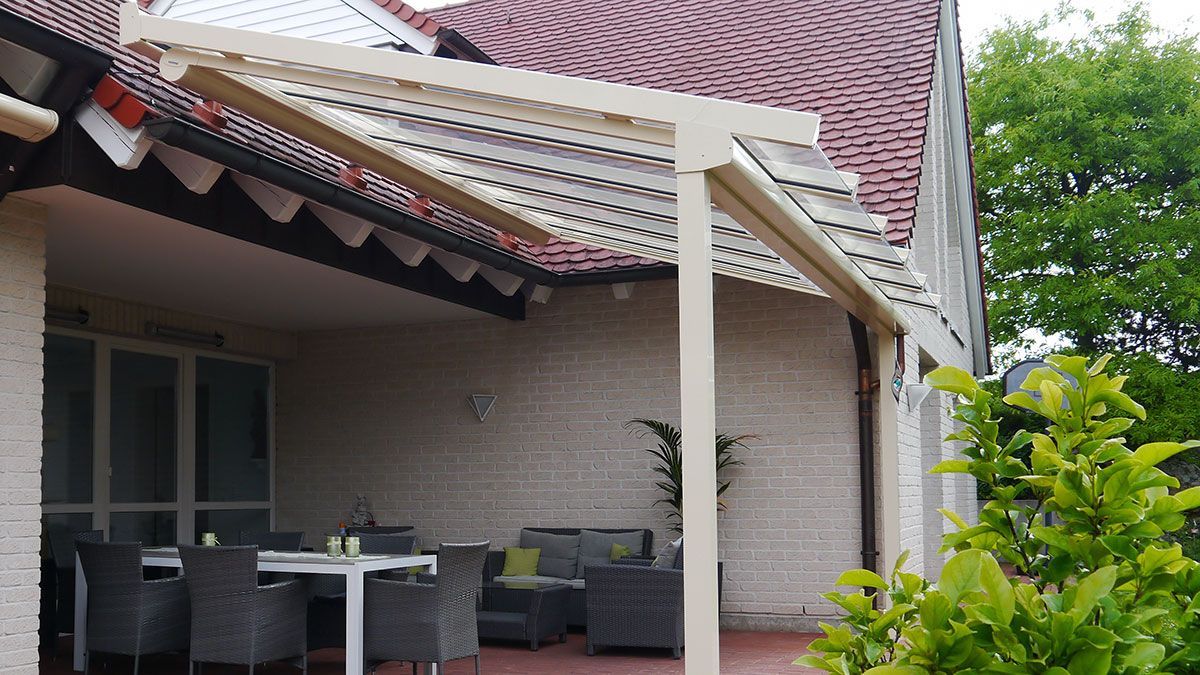 Terrassendach aus Aluminium auf dem Hausdach aufgesetzt