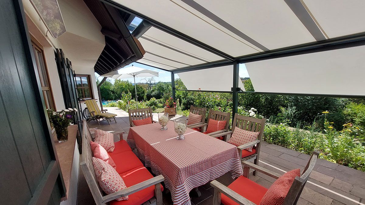 Terrassendach aus Aluminium mit Beschatung unter Dach und an der Fassade