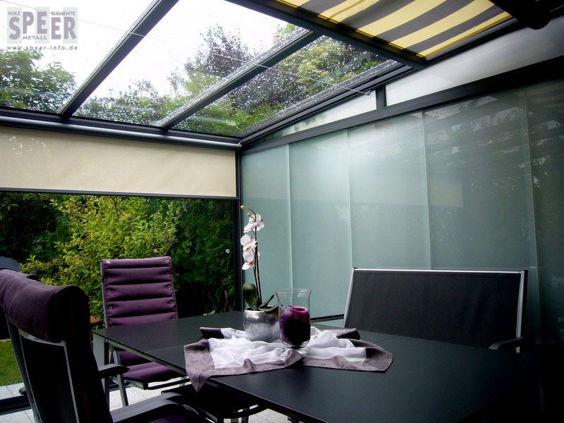 Glashaus mit satinierte Ganzglas-Schiebeelemente