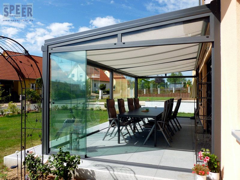 Glashaus mit Ganzglas-Schiebeelemente und Markise