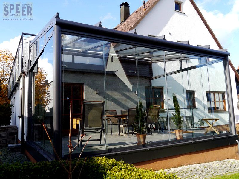 Glashaus mit Ganzglas-Schiebeelemente