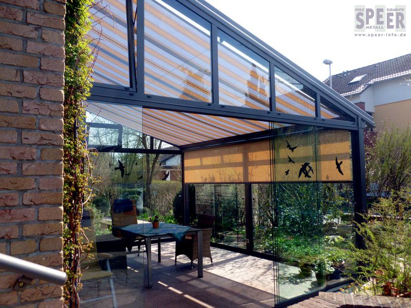 Glashaus mit Dach- und Fassadenmarkise
