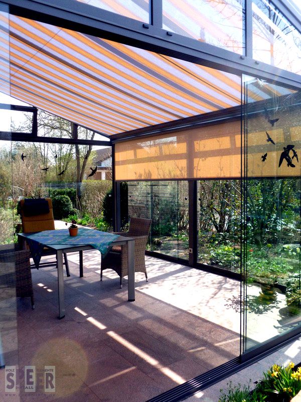 Glashaus mit Dach- und Fassadenmarkise