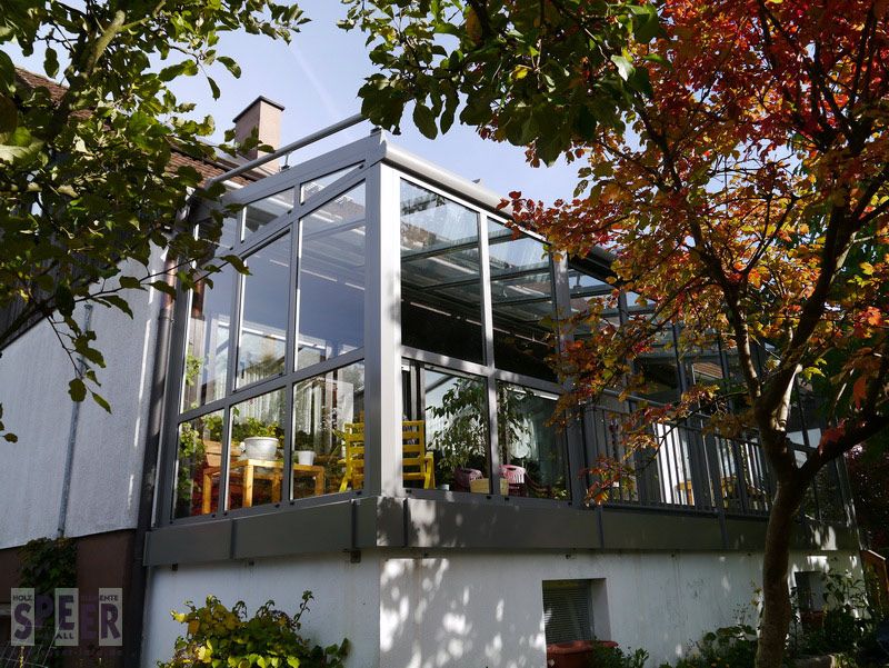 Glashaus mit Wintergartenmarkise über dem Dach