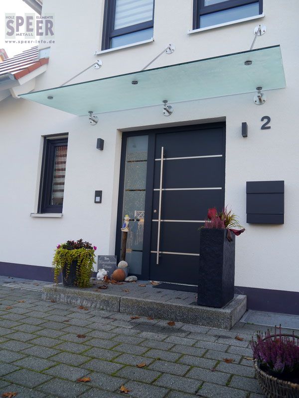 Vordach aus Glas mit Zugstäbe aus Edelstahl