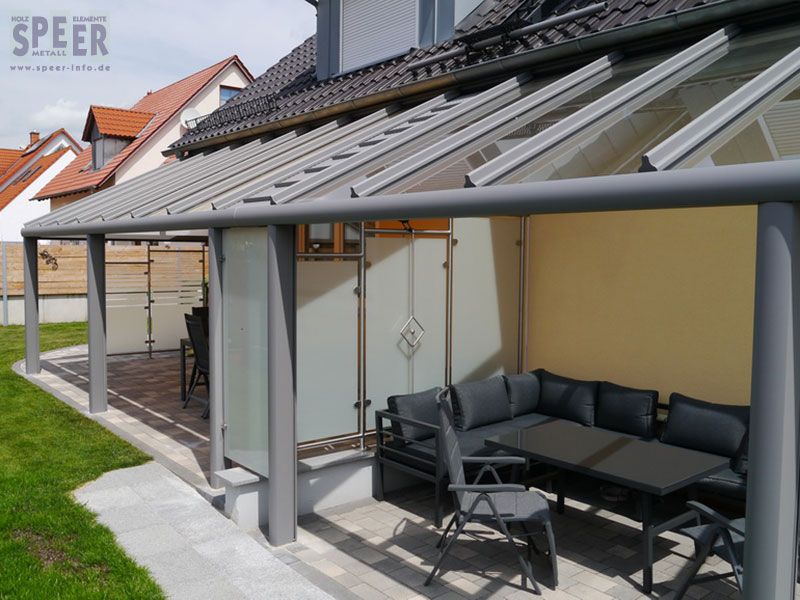 Terrassendach mit Sichtschutzelemente